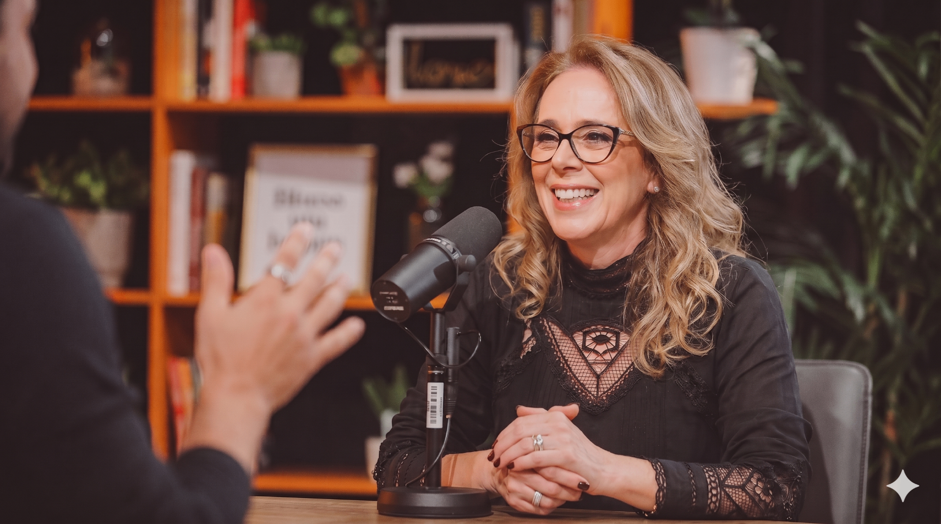 Edineide França em conversa de talkshow com microfone